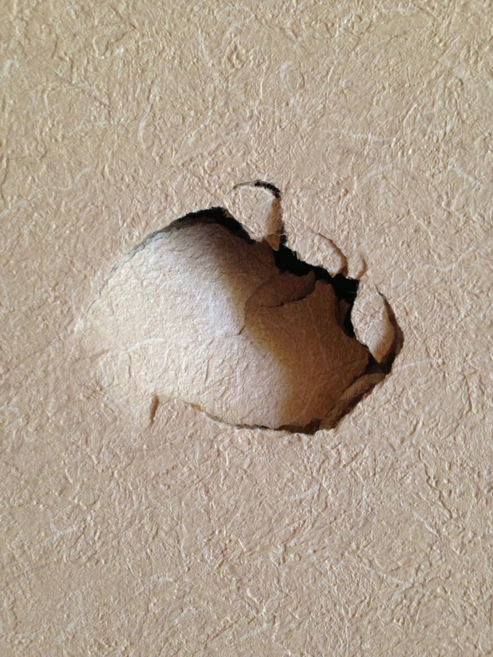壁の穴修理をして壁紙を直したい リフォームのことなら家仲間コム