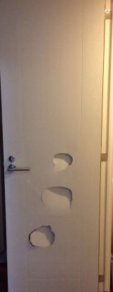 「室内 ドア複数の穴の補修をしたい」についての画像