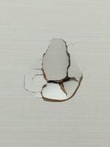「穴のあいた白いドアの修理」についての画像