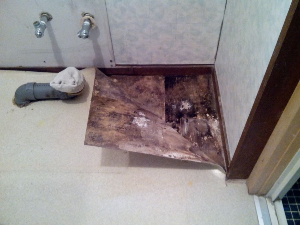 洗面所のクッションフロア下の板が傷んでいるのをリフォーム リフォームのことなら家仲間コム