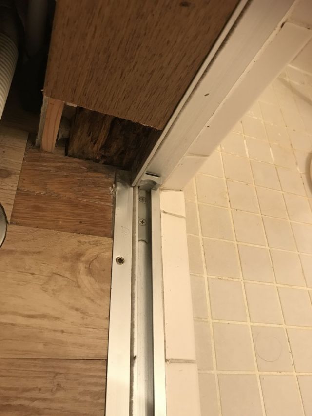 浴室ドア柱 木枠 の腐食修理 リフォームのことなら家仲間コム