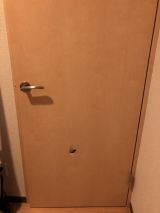 「扉の穴とクローゼットの扉の穴の修理」についての画像
