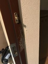 「玄関ドア枠の塗装修繕と壁紙の修復」についての画像