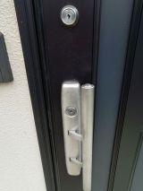 「玄関ドアの鍵が２つあり、故障中で２つとも新しい鍵に交換希望」についての画像