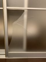 「スライドドアの割れたすりガラスの交換」についての画像