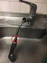 「台所の水栓のフレキシブルホースとグリップの接続部から水漏れする」についての画像