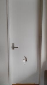 「室内ドアに約20㎝の穴、修理または交換」についての画像