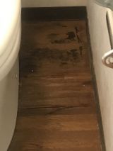 「トイレの手洗いの横の床が水を落として腐っている、床を張り替えたい」についての画像