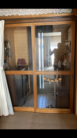 「玄関と居間にあるガラスの引き戸」についての画像