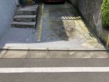 「駐車場コンクリート部分と階段」についての画像