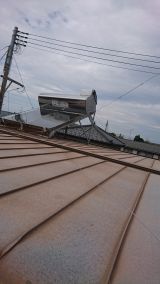 「屋上（平な屋根）に設置されている太陽熱温水器（朝日ソーラー）一式を撤去」についての画像